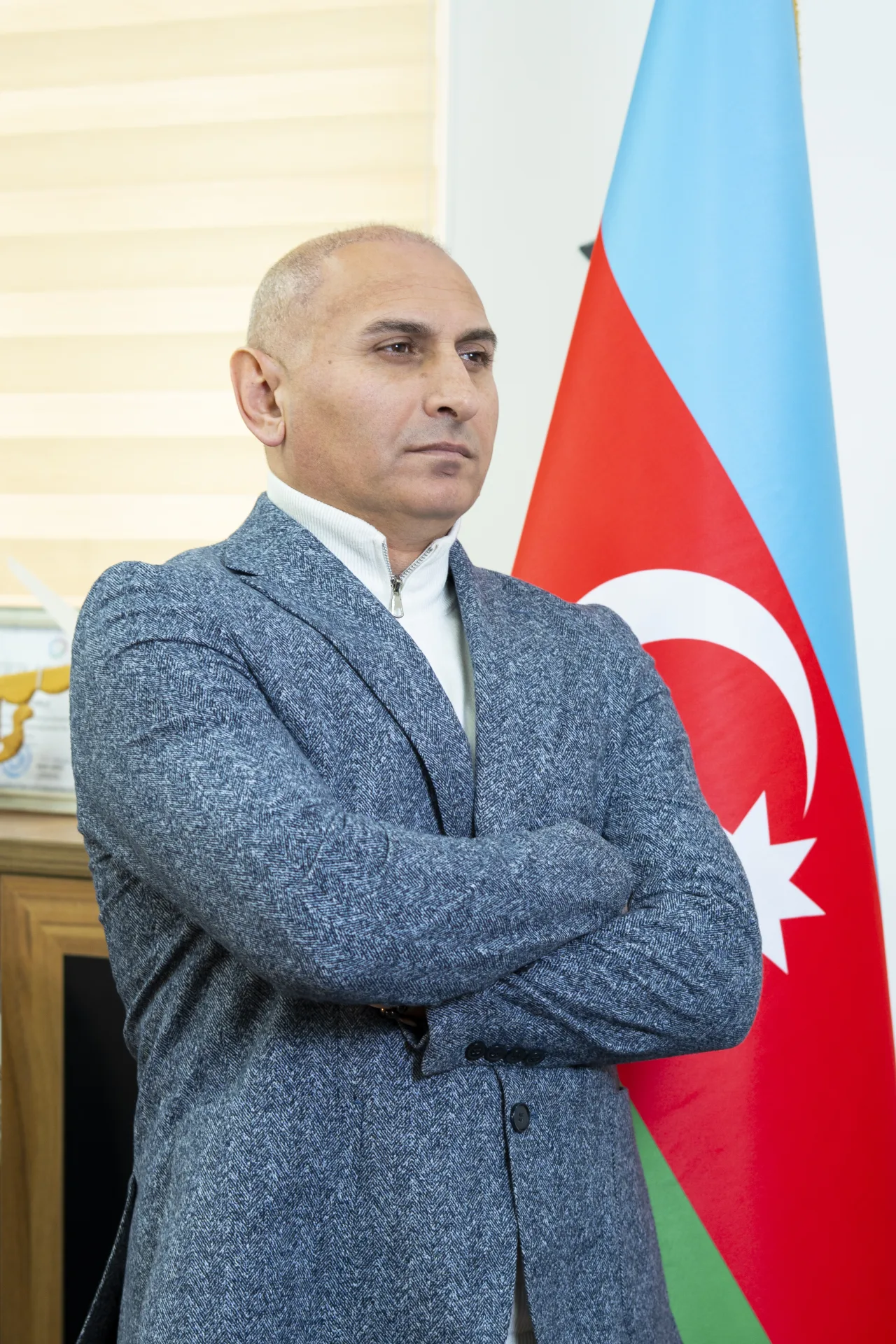 Vüsal R. Həsənli — ofis fotosessiyası